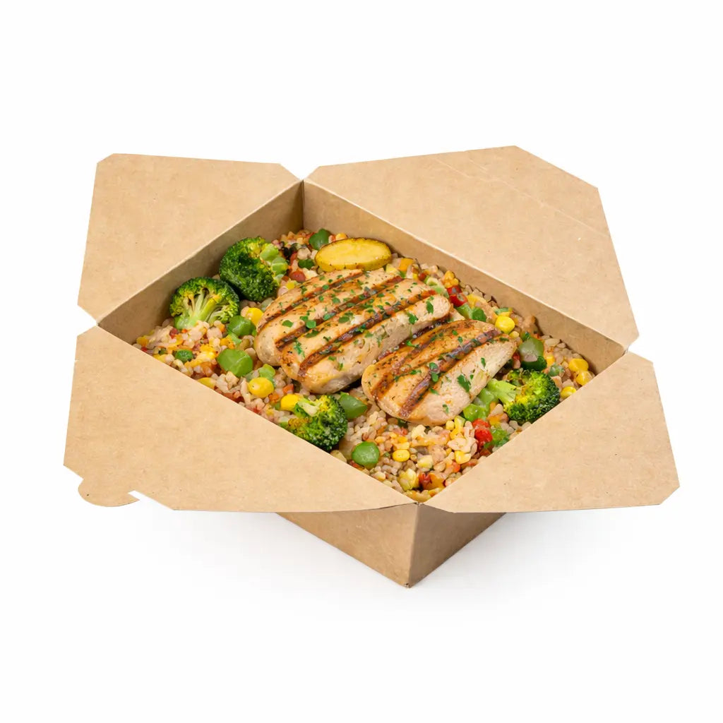 The Kraft Food Box No.3 200 Pack is ideal for convenient takeaway, fitting grilled chicken breast on rice with broccoli, peas, corn, and mixed vegetables.
